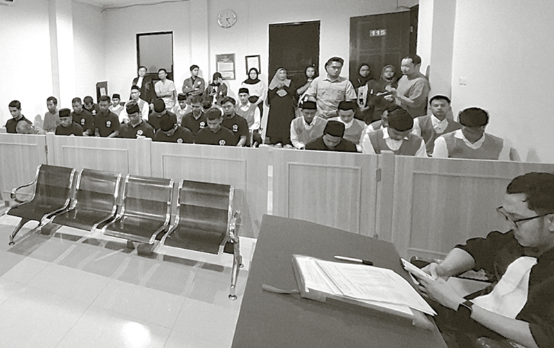 MASSAL: Para tahanan yang didakwa melakukan pengeroyokan menjalani persidangan di PN Kepanjen.