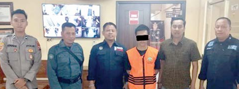 BERKAS LENGKAP: Tim dari Balai Gakkumhut Jabalnusra bersama polisi mengamankan tersangka perdagangan satwa liar.