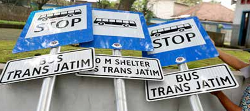 HARI INI RESMI MENGASPAL: Rambu-rambu penanda titik pemberhentian bus Trans Jatim terus dipasang sampai kemarin.