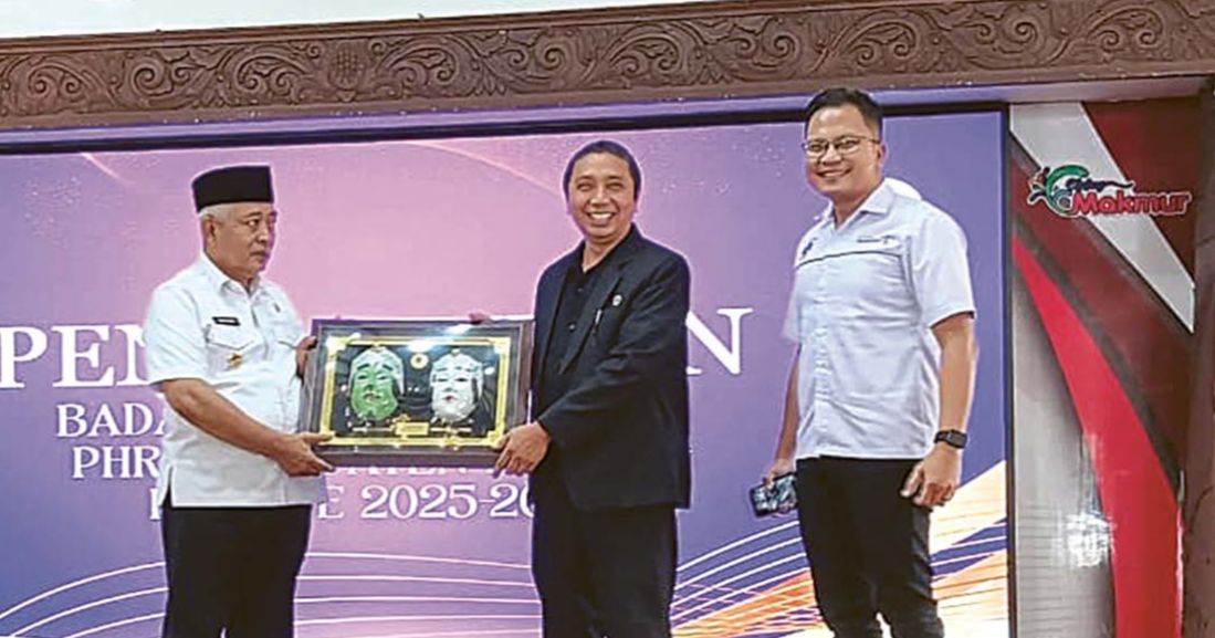 TAMBAH PENDAPATAN: Bupati Malang H M. Sanusi menerima cenderamata dari ketua PHRI Jawa Timur Dwi Cahyono (tengah) di Pendapa Agung Kabupaten Malang kemarin.