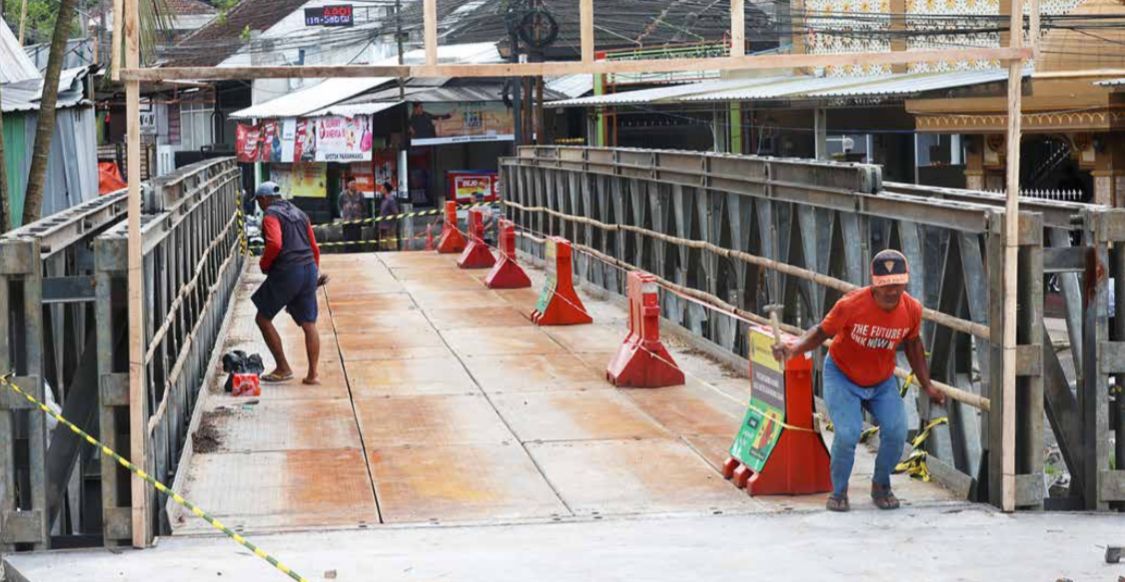 LANGSUNG DIUJI COBA: Lantai jembatan bailey tampak sudah terpasang, kemarin siang. Tadi malam, pemkot melakukan uji coba. Pagi ini, jembatan itu bakal dibuka untuk umum.