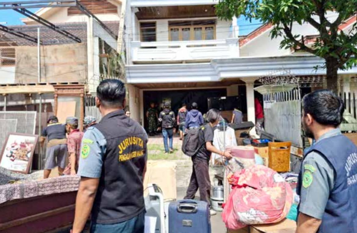 SEMPAT DITOLAK: Pengadilan Negeri (PN) Malang melakukan eksekusi pengosongan di Jalan Indragiri II Nomor 21, Kelurahan Purwantoro, Kecamatan Blimbing, kemarin.