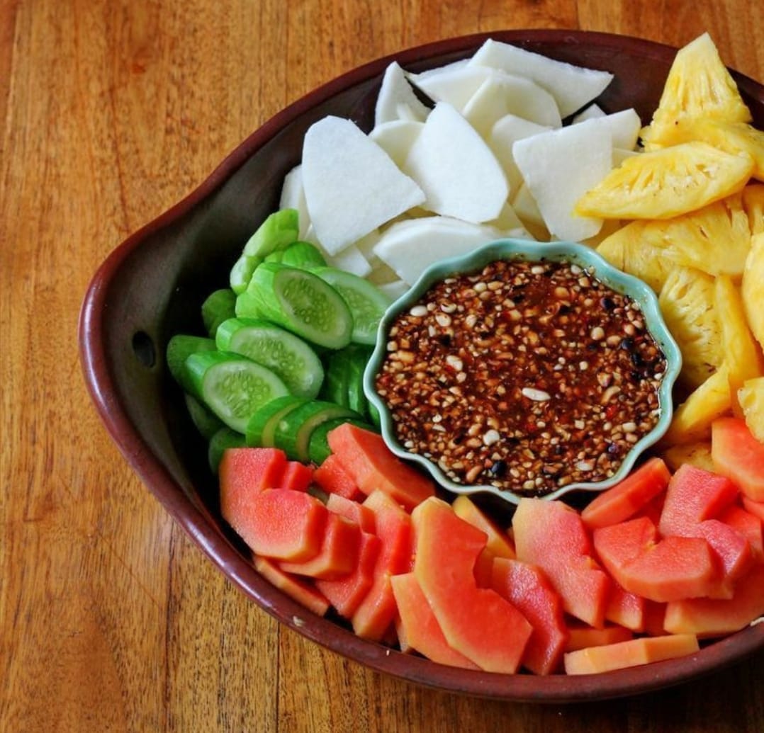 OTENTIK: Rujak manis dengan berbagai jenis buah siap memanjakan lidah siapa saja