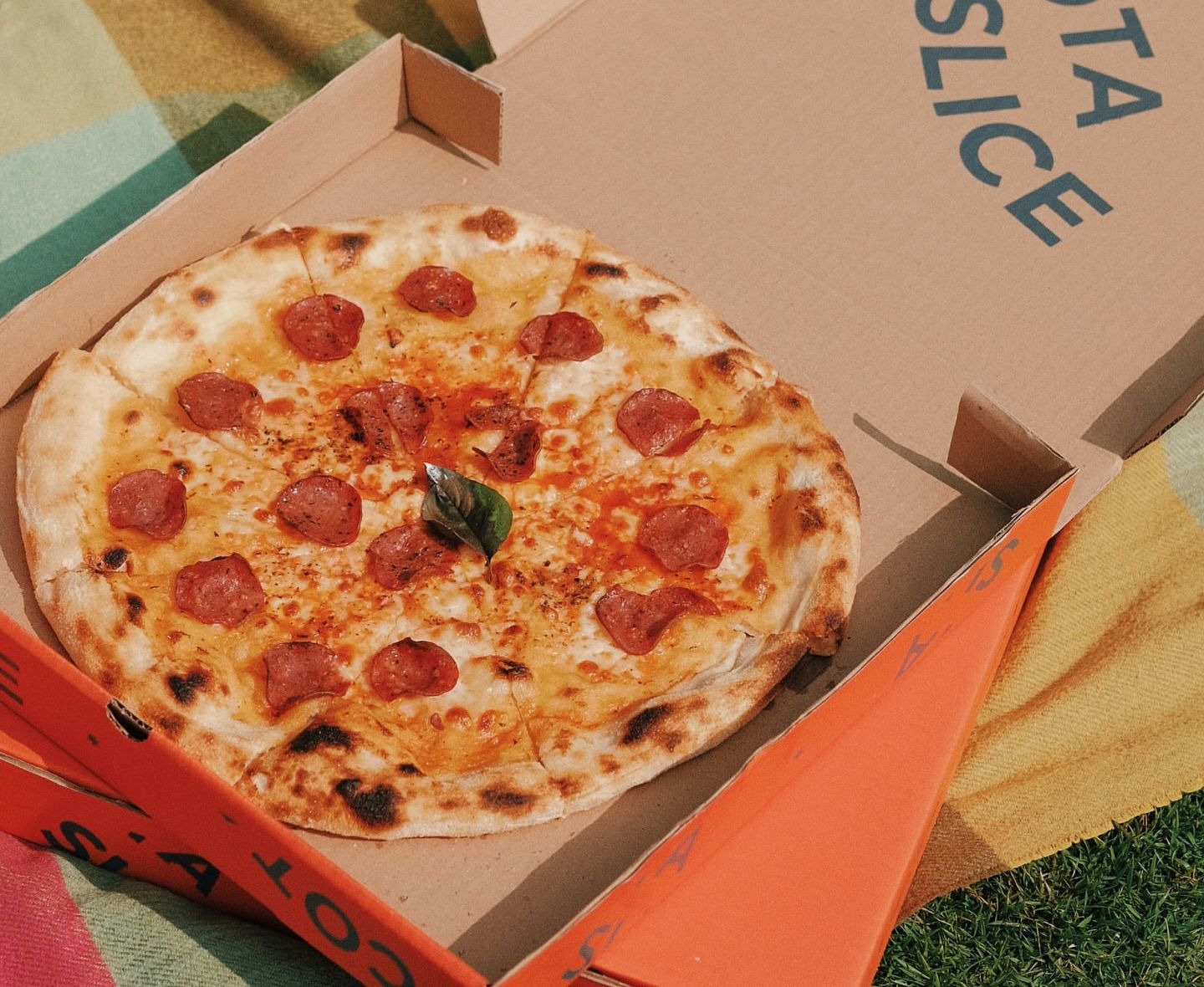 PORSI BESAR HARGA MURAH: Pizza di Cotaslice dengan topping banyak dan rasa lezat.