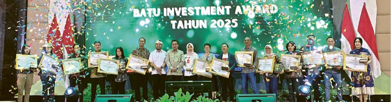 BERI APRESIASI: Pemkot Batu melalui Dinas Penanaman Modal dan Pelayanan Terpadu Satu Pintu (DPMPTSP) menyerahkan piagam penghargaan kepada 15 pelaku usaha dalam acara Investment Award 2025.