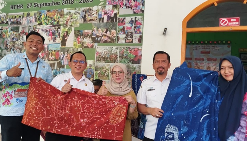 Plh Kepala DLH Gamaliel Raymond (dua dari kanan) dengan Kabid Tata Lingkungan Hidup Tri Santoso (dua dari kiri) dan Lurah Arjowinangun Pandu Yoga (kiri) meninjau produk batik&nbsp;tulis&nbsp;lokal.