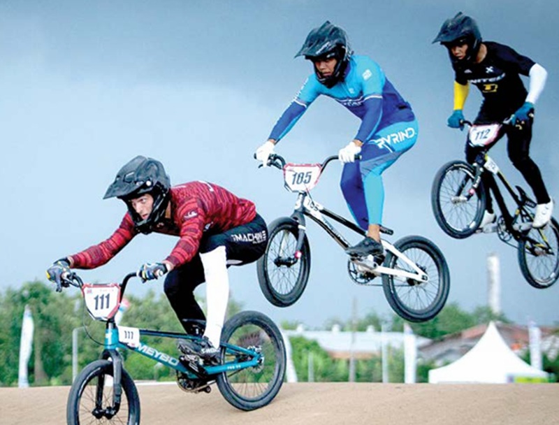 BERJAYA: Atlet BMX Kota Malang Kelas Men Elite Firman Chandra (kanan) bertanding di BMX Supercross International Circuit Muncar, Banyuwangi, Minggu lalu (16/11)