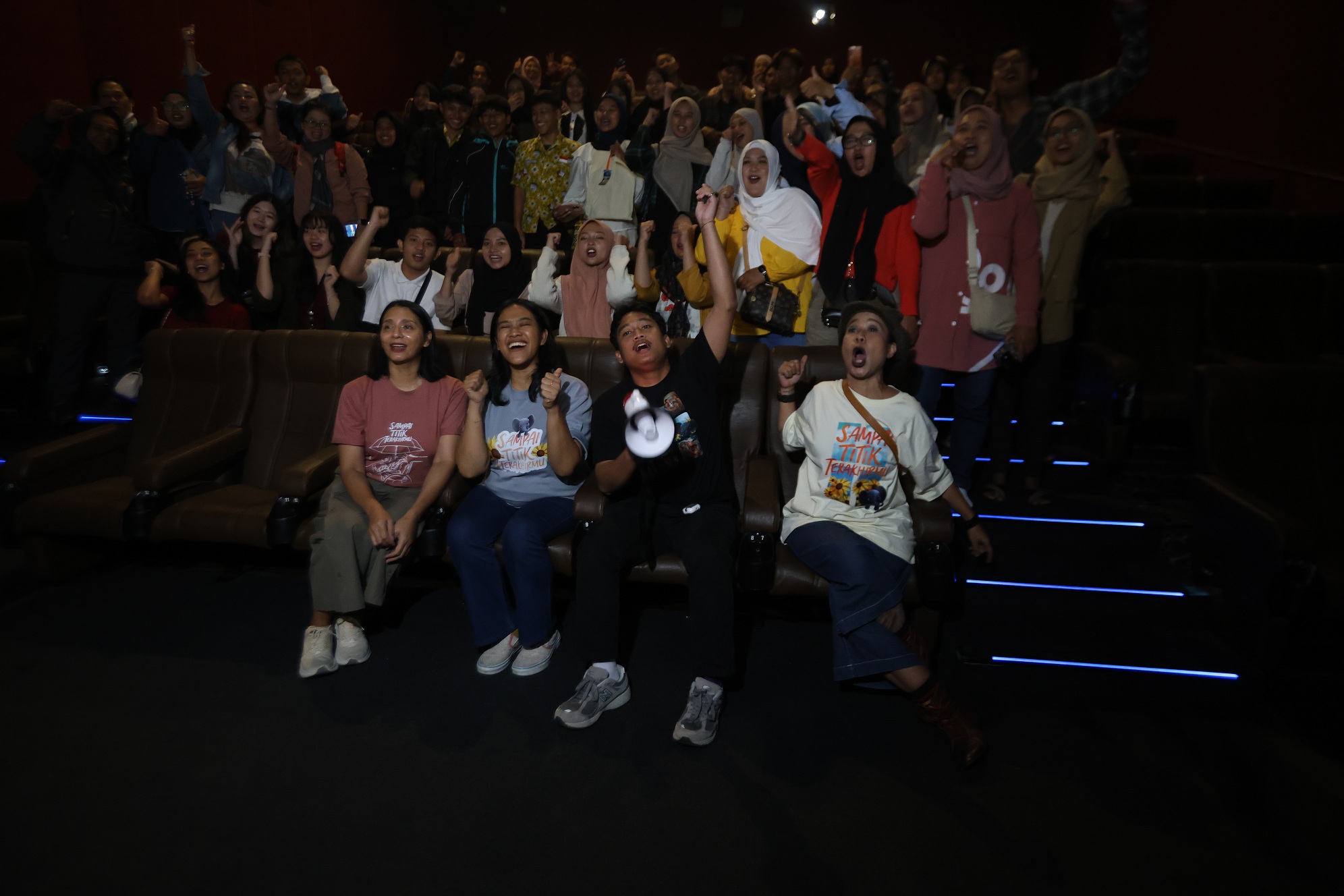 Pemeran film Sampai Titik Terakhirmu menyapa para penonton di GV Malang City Point, Kamis (20/11). (Darmono/Radar Malang)