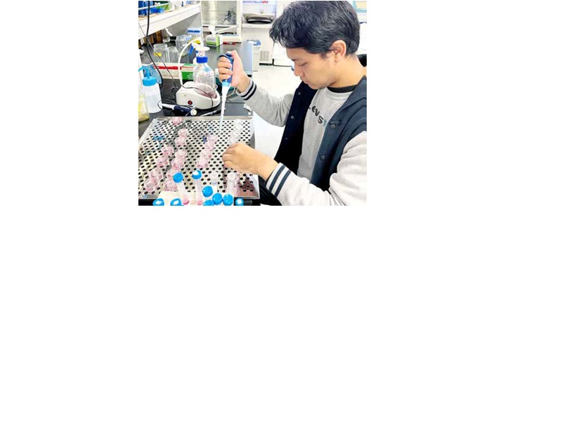 RAMU FORMULA: Hermawan Widyananda melakukan eksperimen di ruang laboratorium ketika menjalani student exchange di Universitas Ritsumeikan, Jepang.