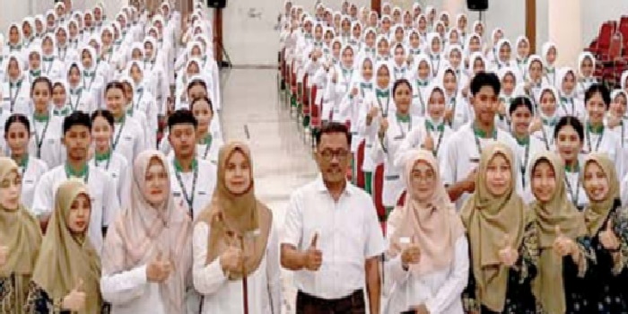BERKOMITMEN: Siswa SMKN 2 Malang dari jurusan LPKC melaksanakan prosesi angkat janji di Hall SC Pertamina sebelum melaksanakan PKL kemarin