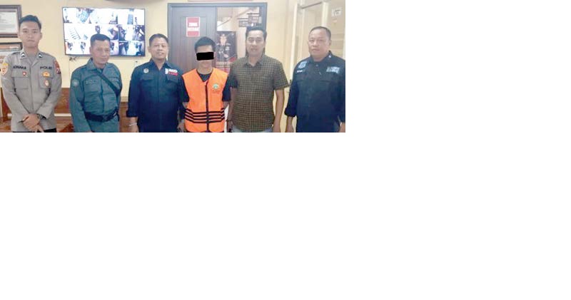 BERKAS LENGKAP: Tim dari Balai Gakkumhut Jabalnusra bersama polisi mengamankan tersangka perdagangan satwa liar.