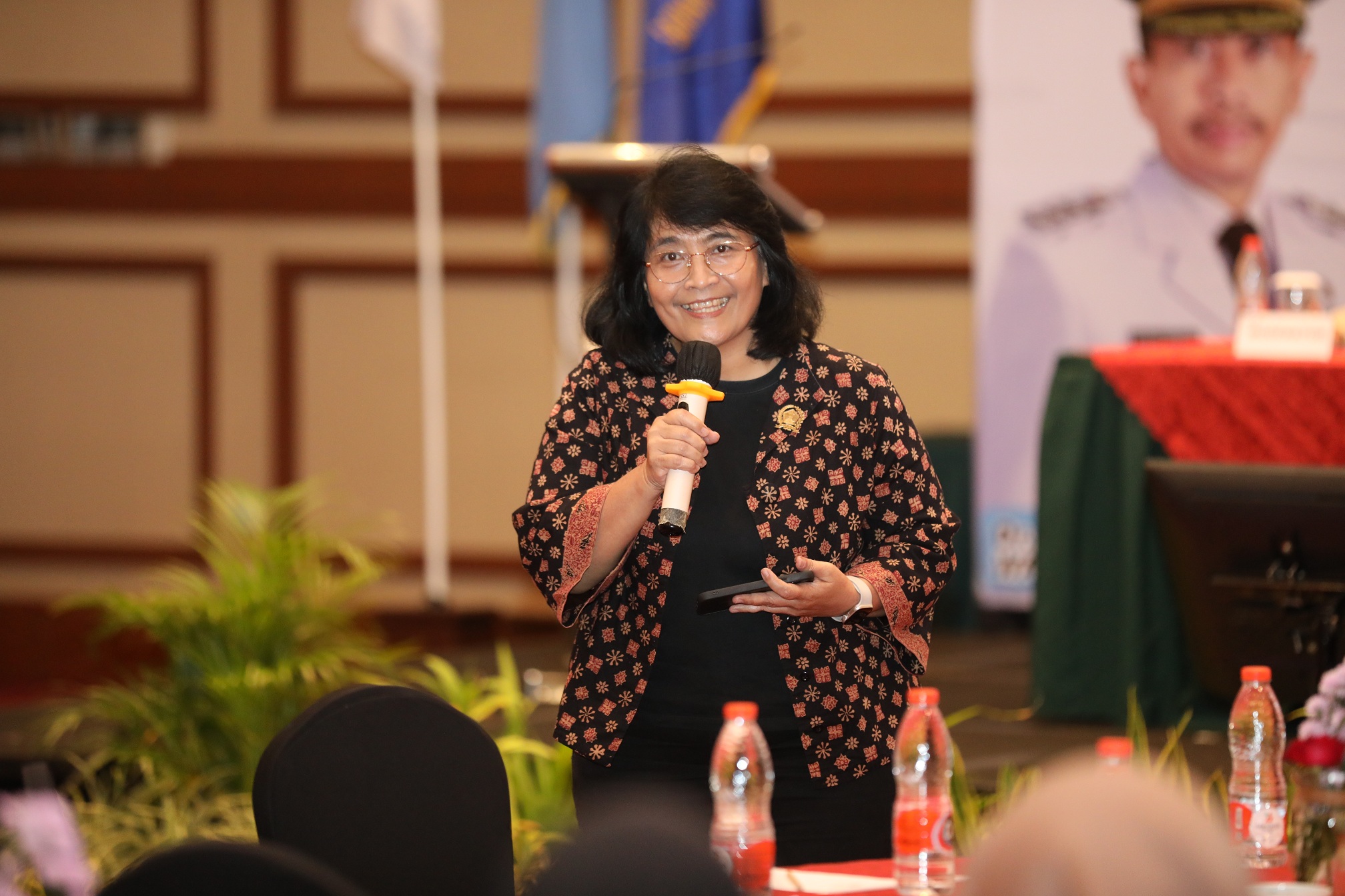 PENGAWASAN: Anggota Komisi A DPRD Kota Malang Anastasia Ida Susanti ikut memberikan gerakan gempur rokok ilegal.