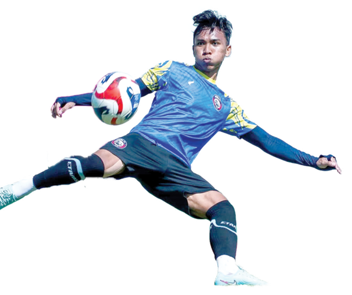 SIAP BANTU TIM: Arkhan Fikri berusaha melepaskan tendangan dalam sesi latihan di Stadion Kanjuruhan.