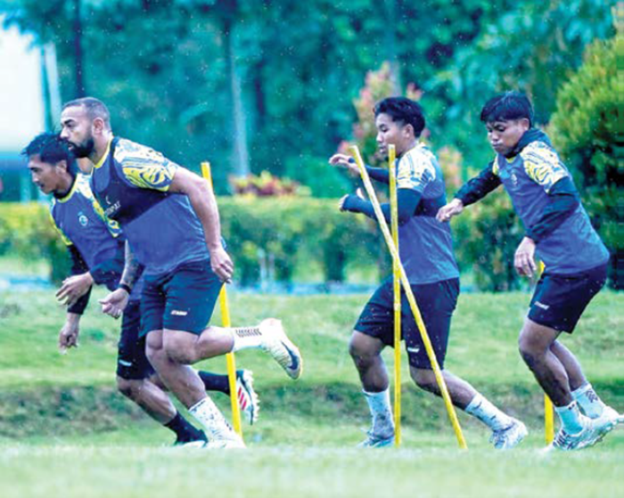 HARUS WASAPDA: Para pemain Arema FC menjalani sesi latihan di ARG Soccer Field, Lawang.