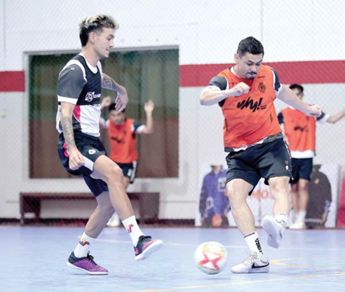 MILIKI STATISTIK BAGUS: Wellington Pereira (kanan) melepaskan tendangan dalam sesi latihan Unggul FC Malang di Unggul Sports Center, kemarin.