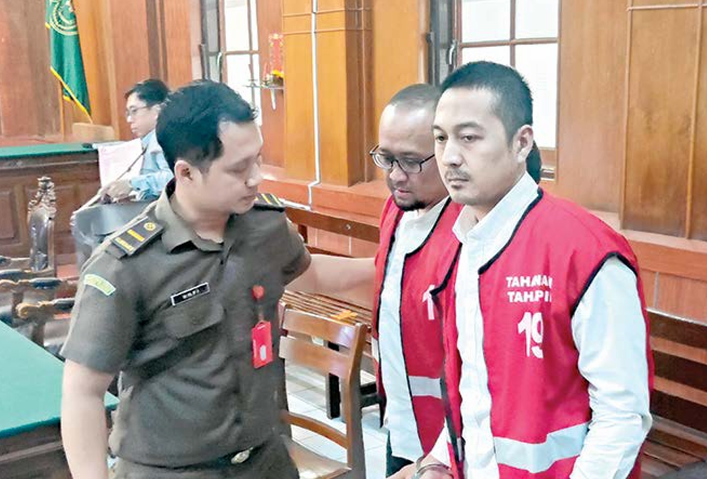 RESIDIVIS: De Laguna Latantri (kanan) dan M. Luthfy digiring menuju ruang tahanan setelah disidang di Pengadilan Negeri Surabaya.