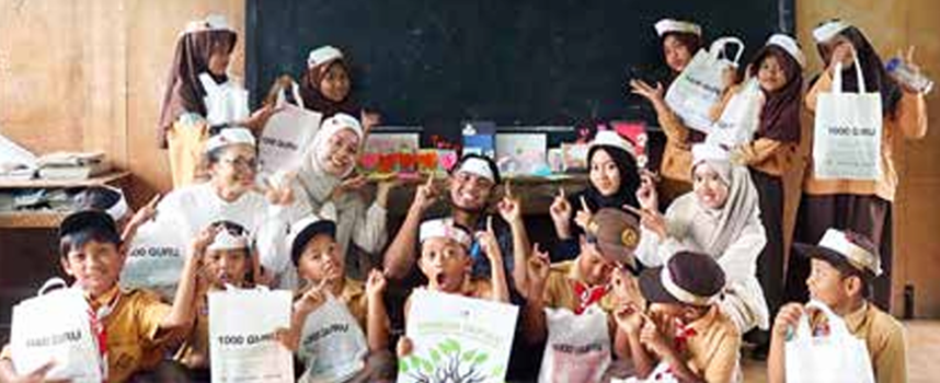 DARI BERBAGAI LATAR BELAKANG: Siswa MI Al Hikmah poncokusumo dan relawan Komunitas 1.000 Guru Malang berpose ceria seusai sesi belajar kreatif di kelas.