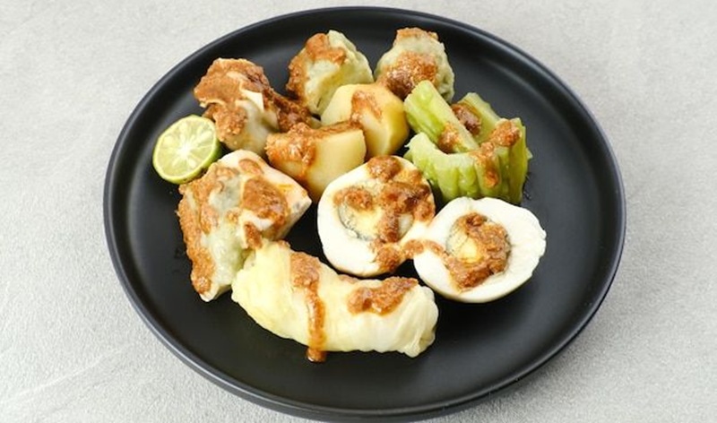 GURIH: Nikmatnya Siomay Kenyal yang Disiram dengan Saus Kacang