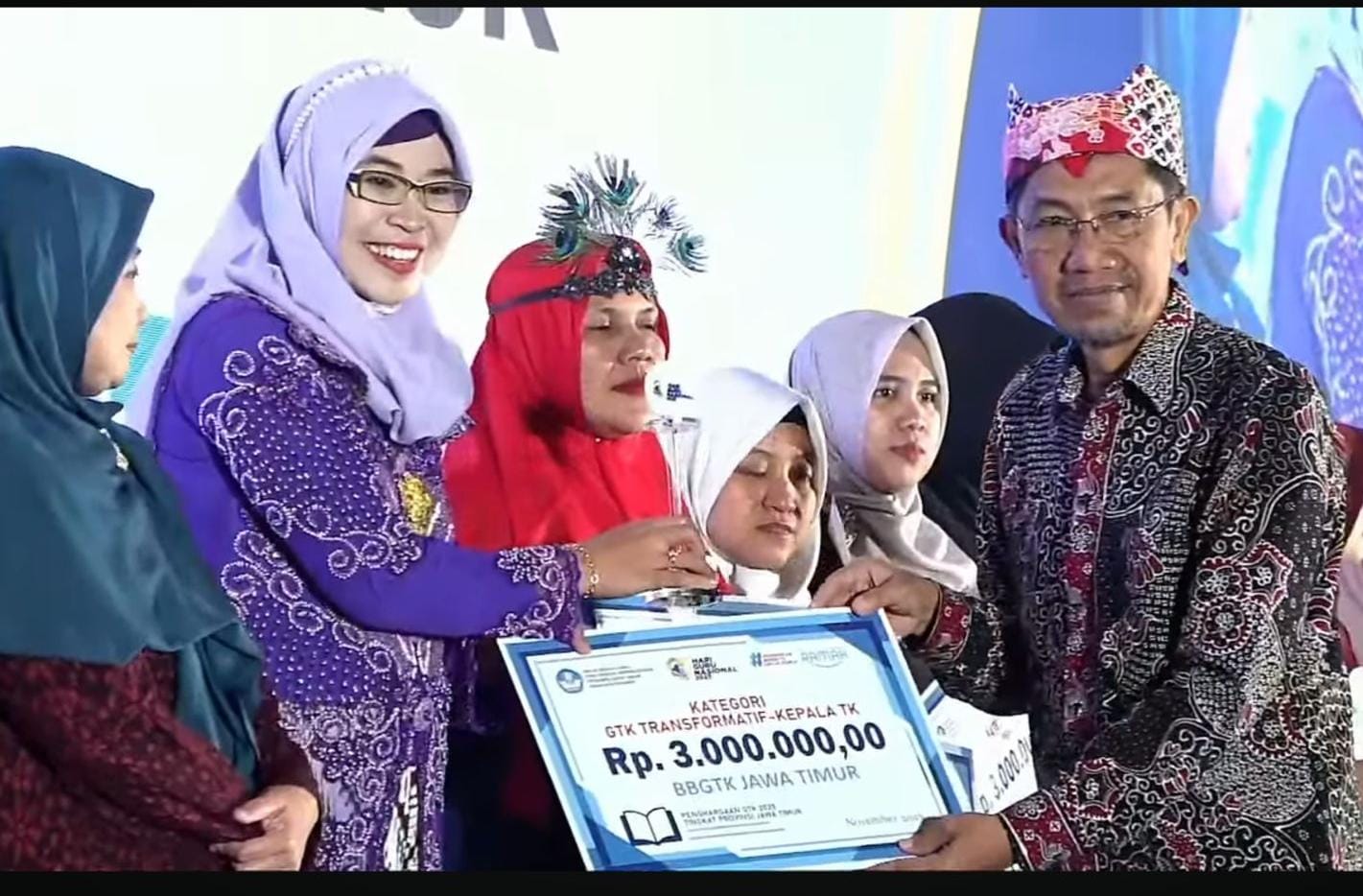 INOVATIF: Kepala TK Laboratorium UM Rahayu Asyhari SPd MPd (kiri) meraih penghargaan GTK Transformatif Kepala TK Terbaik 1 ajang Apresiasi Guru Tenaga Pendidikan (GTK) Provinsi Jawa Timur Tahun 2025.