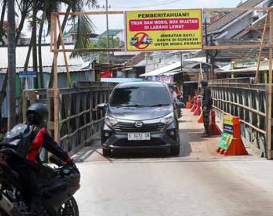 BATASI KENDARAAN: Jembatan bailey di Jalan Simpang Sulfat, Blimbing resmi dibuka mulai kemarin.