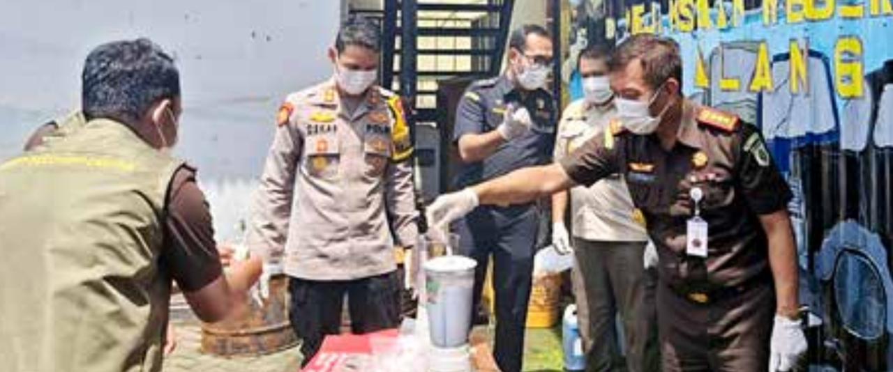 YANG KEDUA KALINYA: Kejari Kota Malang memusnahkan beberapa barang bukti narkotika, kemarin. Pemusnahan turut disaksikan sejumlah pihak.