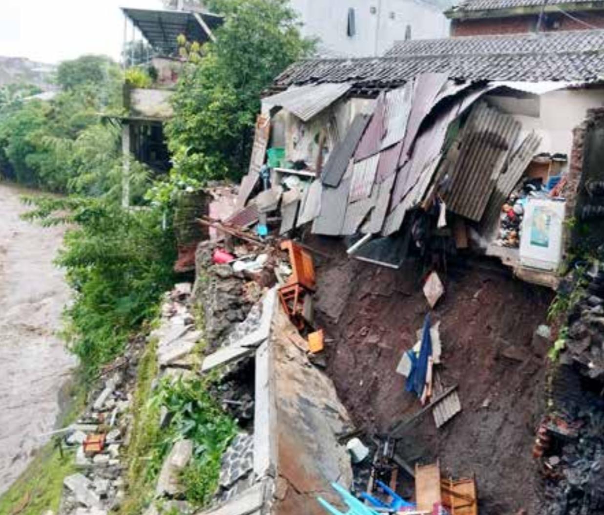 KALI KETIGA: Salah satu rumah warga di Jalan Tapaksiring Gang 4 RT 3/RW 8, Kelurahan Samaan, Klojen longsor pada Rabu sore (19/11).
