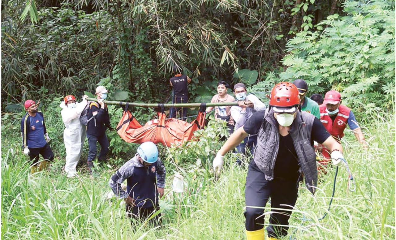 PROSES EVAKUASI: Tim relawan mengevakuasi jenazah yang ditemukan di Sungai Besul, Kelurahan Temas, Kecamatan Batu kemarin (20/11).