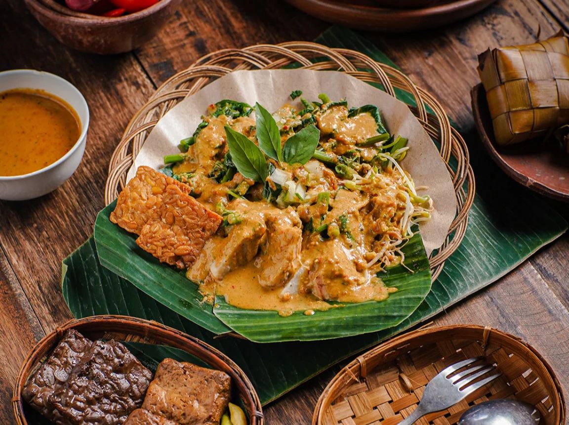 MURAH LEZAT: Nasi pecel dengan harga murah dan rasa enak yang cocok disantap saat sarapan.