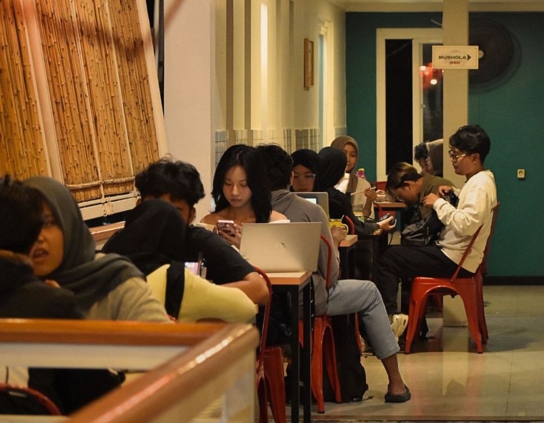 COZY: Suasana di Omah Datok 24 yang nyaman.