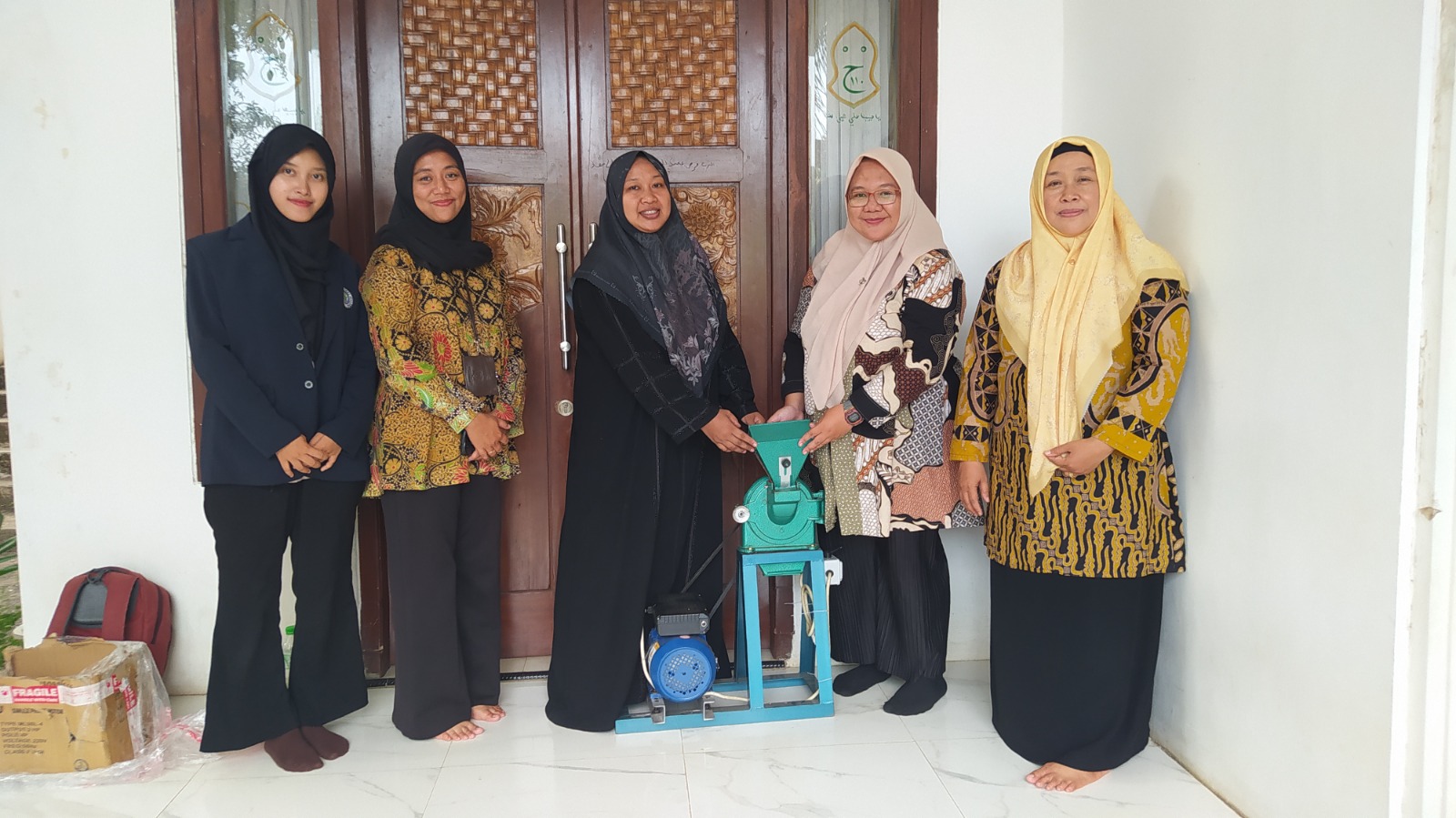 Penyerahan TTG berupa Smart Mill Grinder kepada Mitra