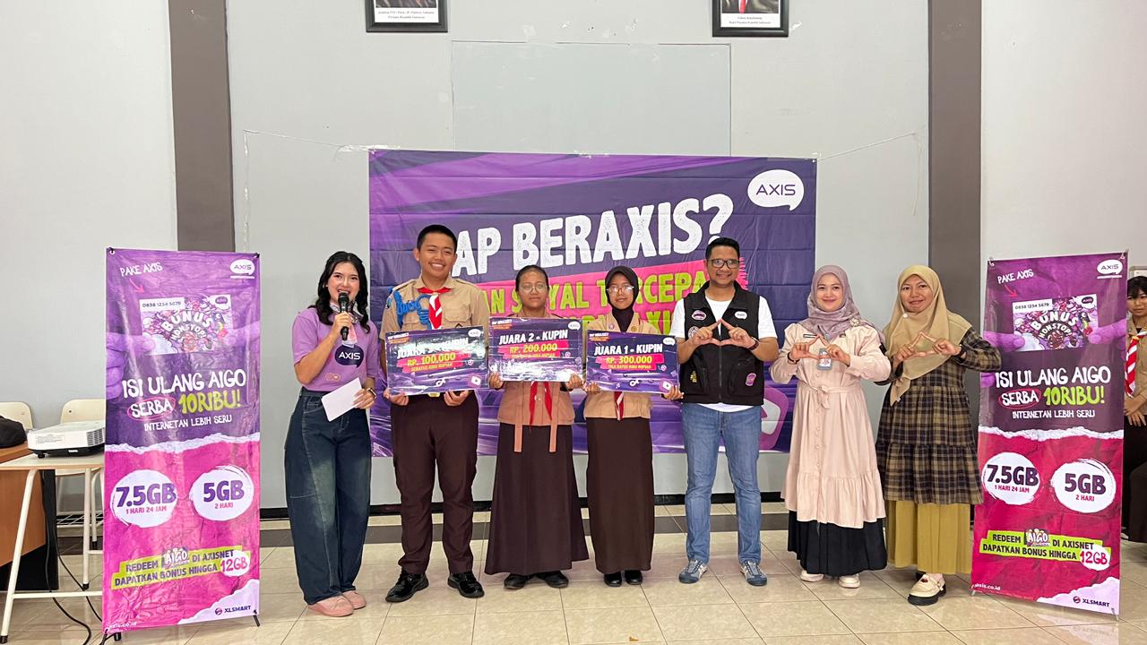 TERBAIK: Siswa pemenang berAXIS ranking 1 berhadiah total jutaan rupiah dari SMKN 13 Malang.