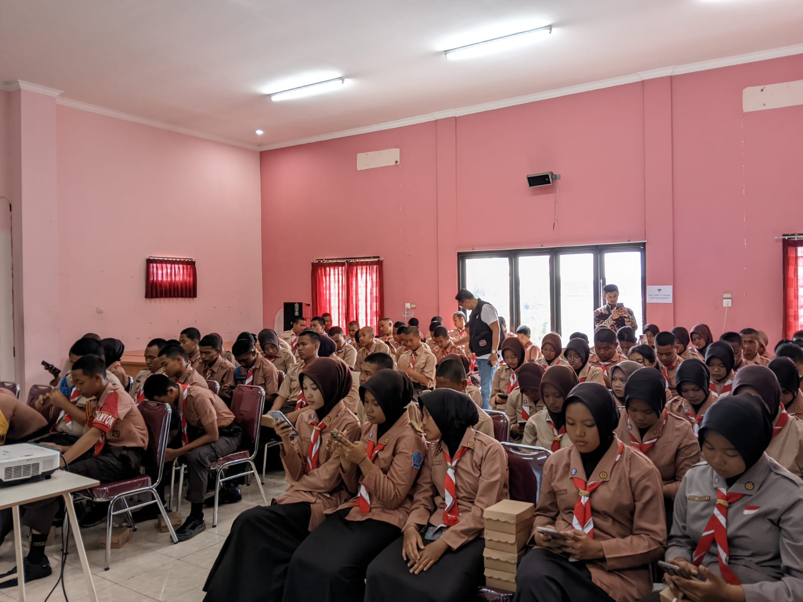 FOKUS: Pembuatan video dengan AI menggunakan website Vheer AI dan ChatGPT di Aula SMKN 13 Malang, Jumat (21/11).