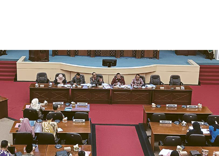 ATUR ULANG PENDAPATAN: Sejumlah tokoh masyarakat dan pengusaha menghadiri sosialisasi perubahan perda pajak di gedung DPRD Kabupaten Malang kemarin (20/11).
