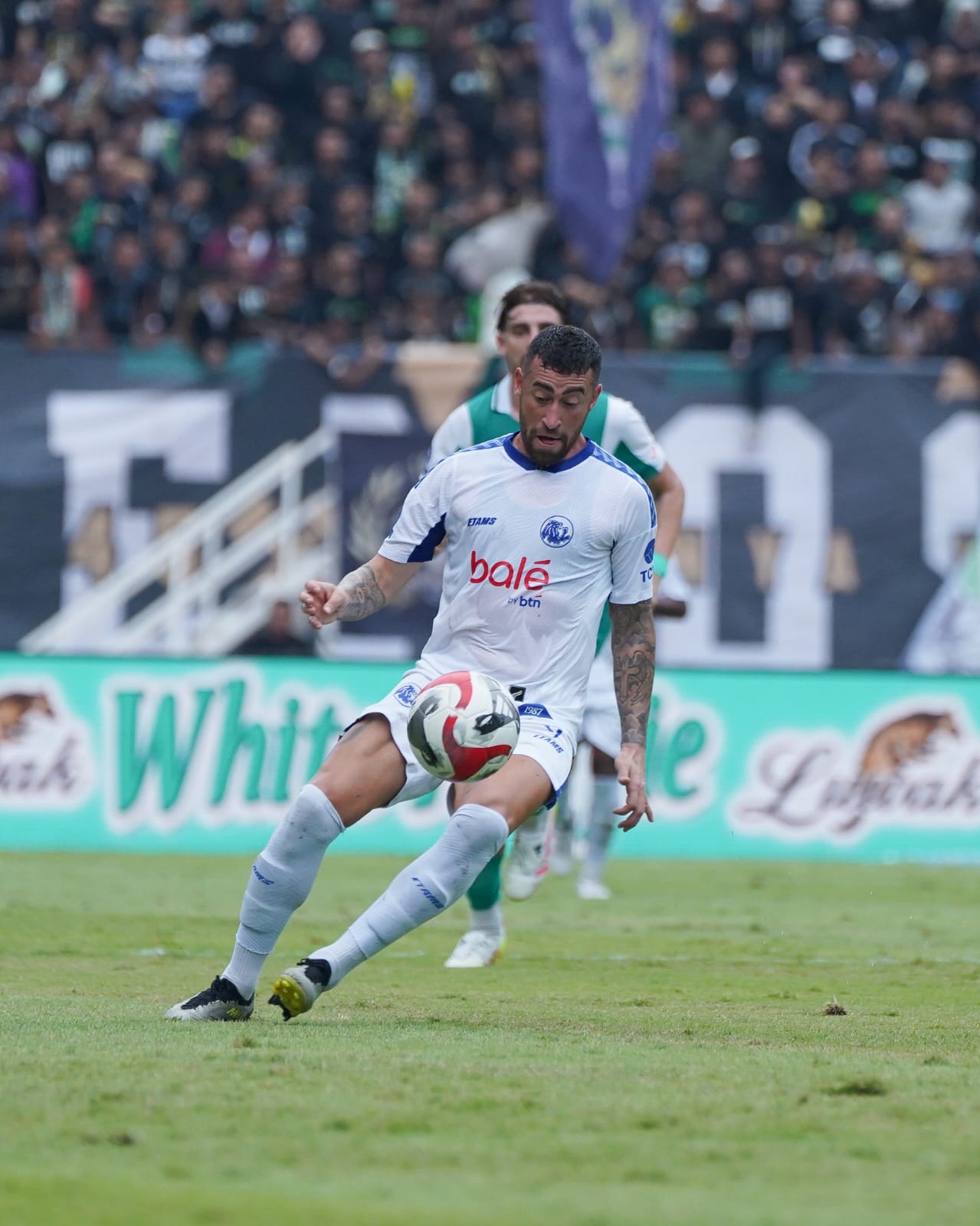CURI SATU POIN: Paulinho Moccelin menguasai bola pada babak pertama laga derby Jatim antara Persebaya Surabaya kontra Arema FC, Sabtu sore (22/11). (MO Arema FC for Radar Malang)