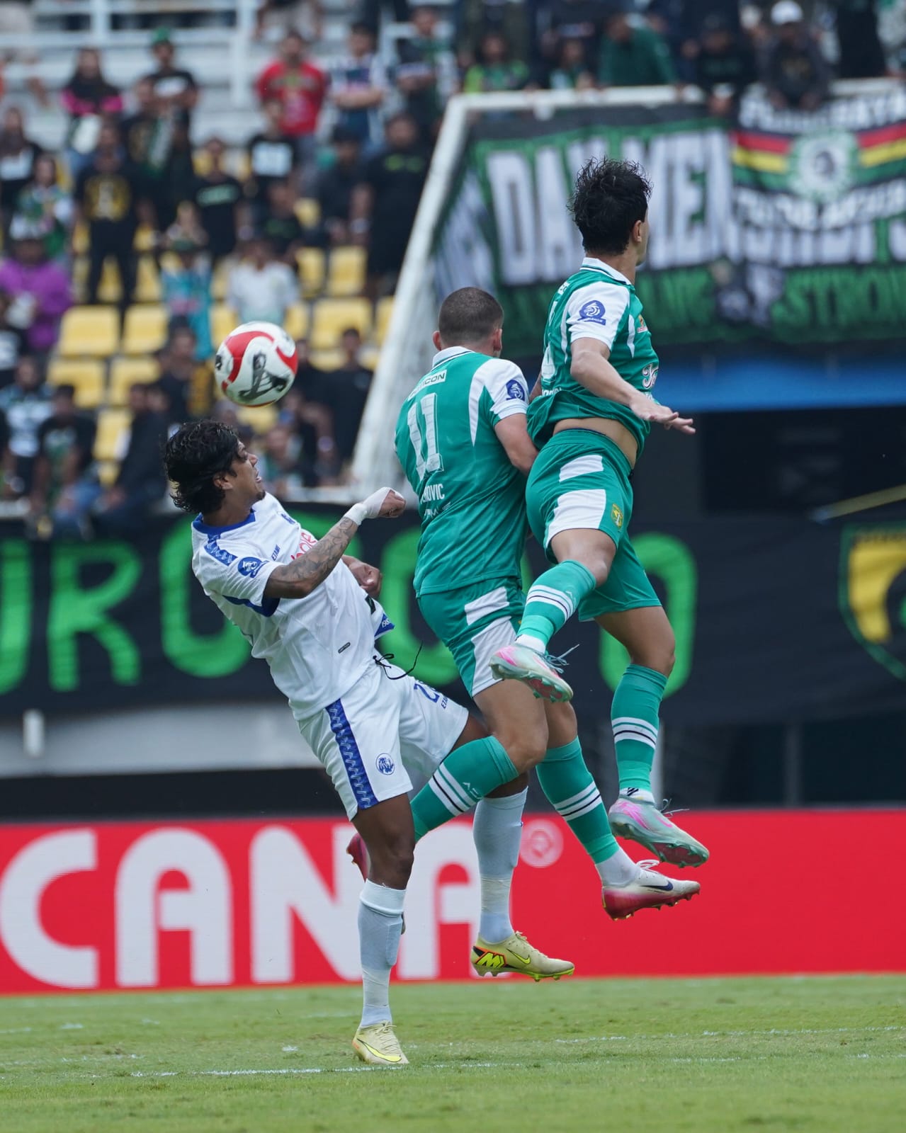 PENUH TEKANAN: Betinho Filho (kiri) berupaya keluar dari tekanan penggawa Persebaya di Stadion Gelora Bung Tomo, Sabtu sore (22/11).