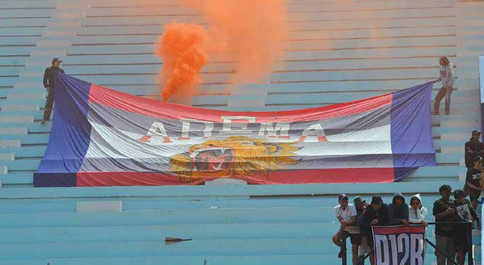 BERI SUPPORT: Aremania membentangkan giant flag dan menyalakan flare dalam sesi latihan Arema FC di Stadion gajayana, kemarin.