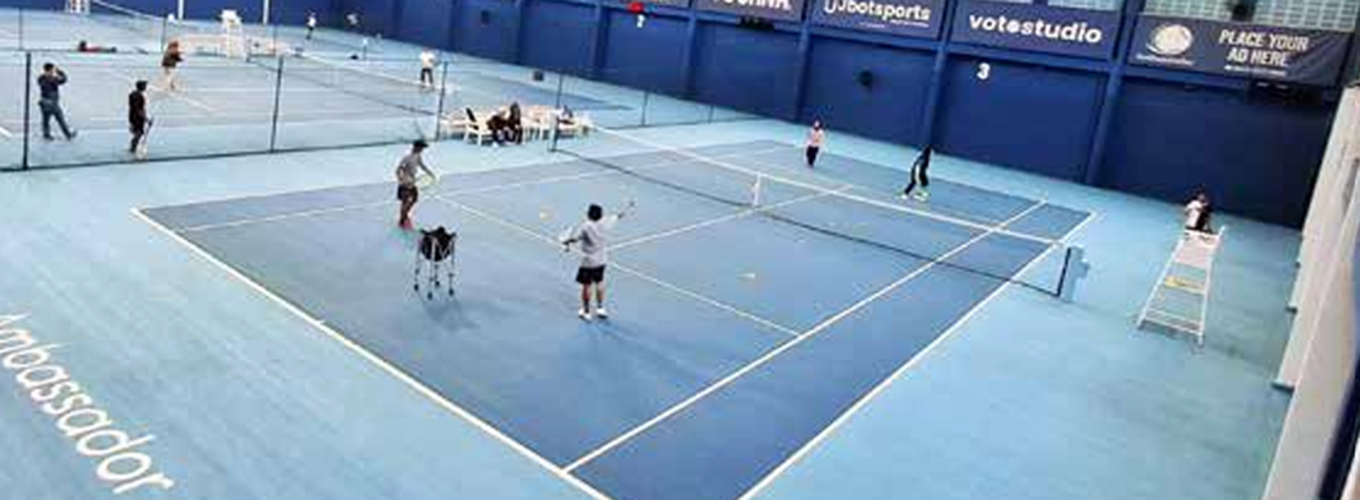 TENNIS  COMMUNITY:  Penampakan  lapangan tenis di  Ambassador Tennis.  Dalam venue itu  menghadirkan  berbagai fasilitas  penunjang atlet dan  penghobi tenis.
