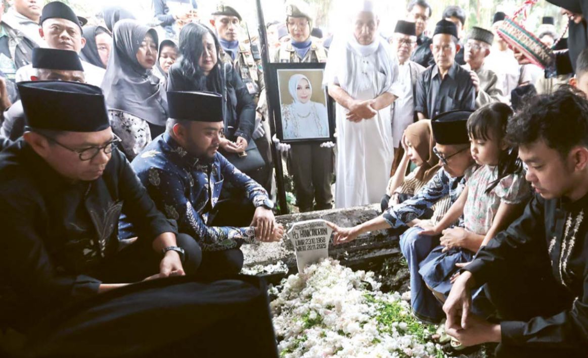 BELAHAN JIWA: Wali Kota Malang Wahyu Hidayat (tiga dari kanan) bersama cucu, putri, dan menantunya mengantar mendiang Hj Hanik Andriani ke peristirahatan terakhir, kemarin.