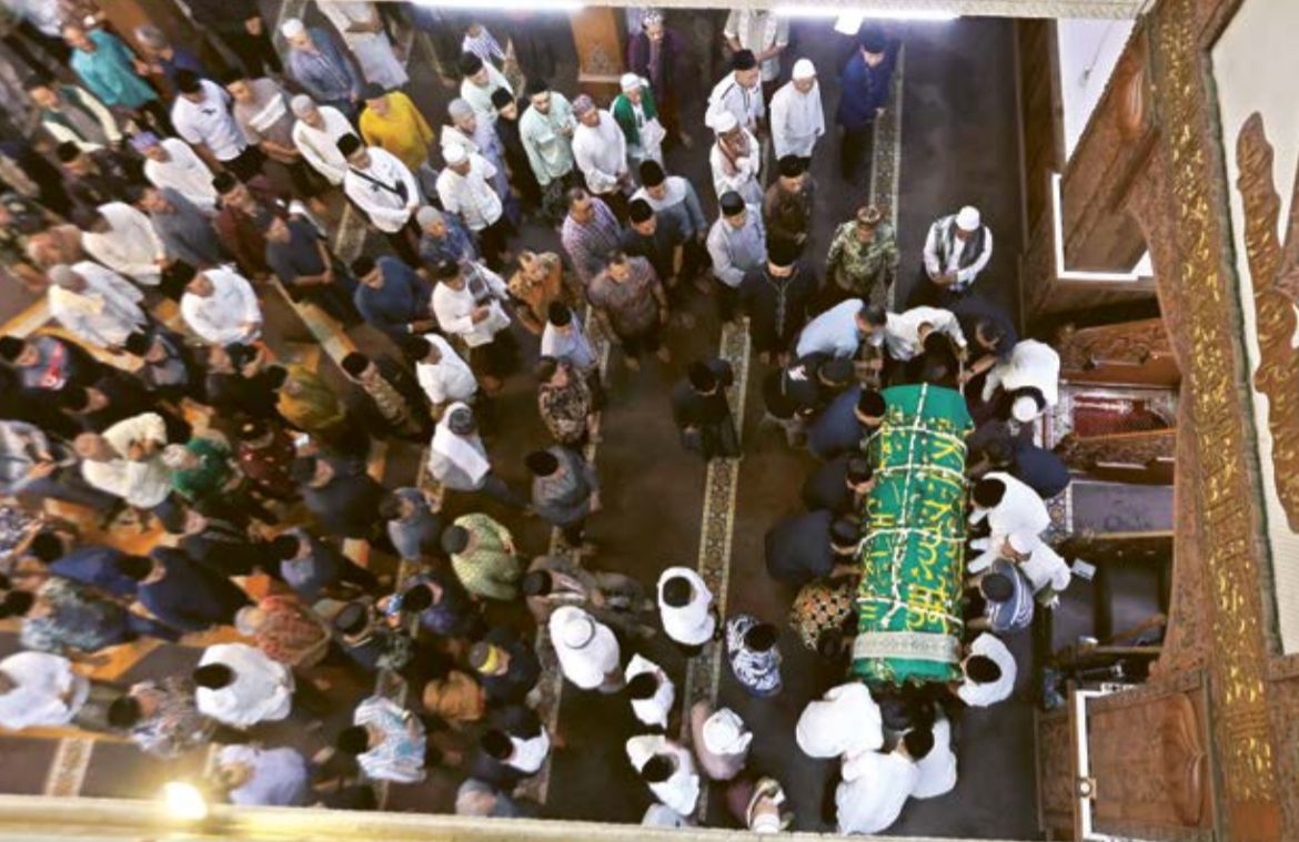 DIIKUTI BANYAK PELAYAT: Salah jenazah dilakukan di Masjid Quba, Kelurahan Bareng setelah salat Jumat, kemarin.