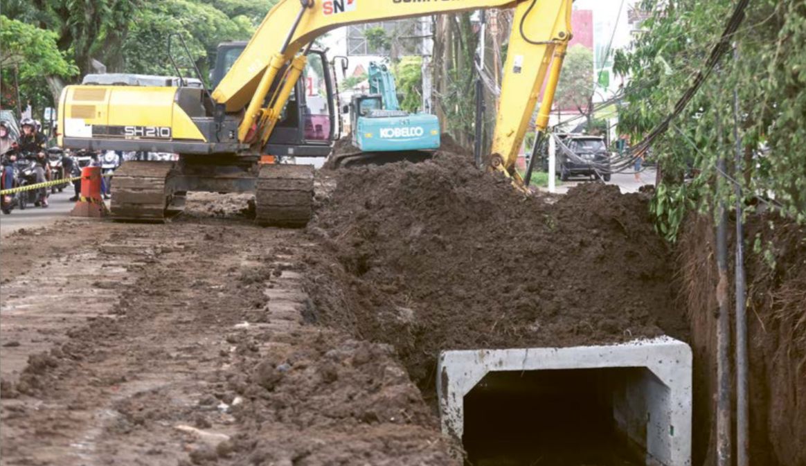 70 PERSEN: Proyek drainase di Jalan Soekarno-Hatta kini difokuskan di depan Taman Krida Budaya Jawa Timur (TKBJ).