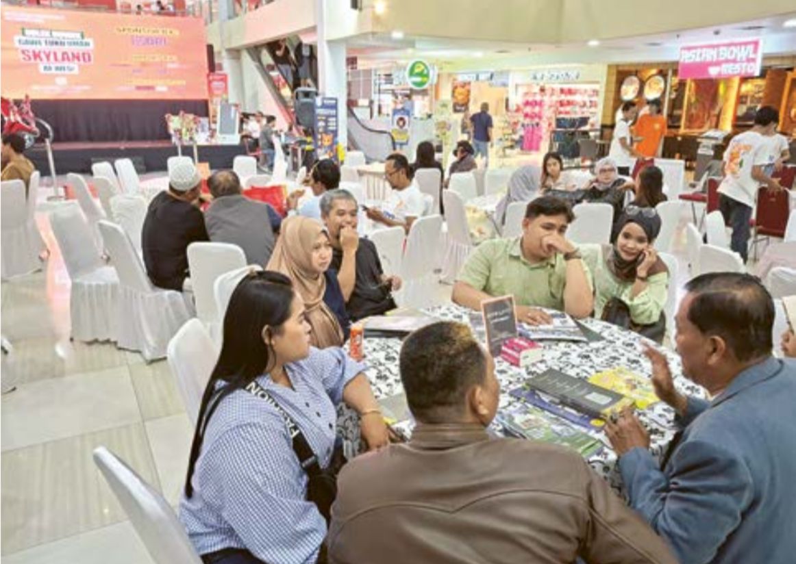 RANGKUL BANYAK PIHAK: Sejumlah user dan calon user mendapat pemaparan terkait produk-produk dari PT Griya Mapan Alami (GMA) di Malang City Point (MCP), kemarin.
