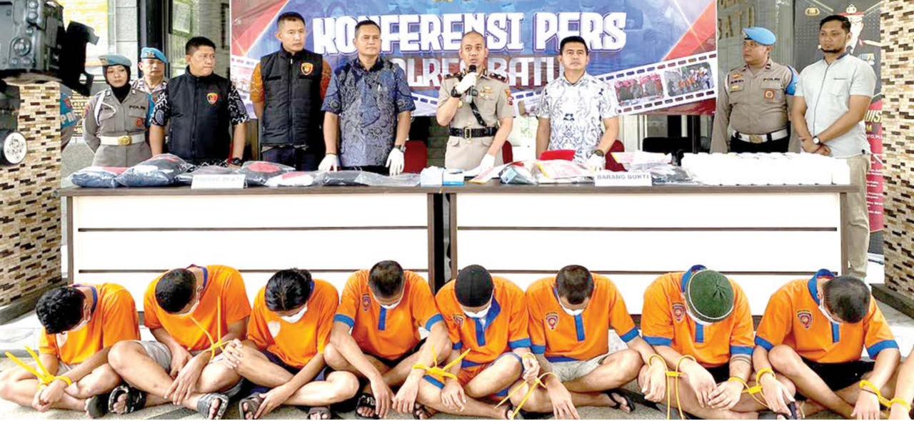 PRESS RELEASE: Wakapolres Batu Kompol Danang Yudanto memaparkan perkara pengeroyokan band underground dalam Press Release di Polres Batu kemarin (21/11).