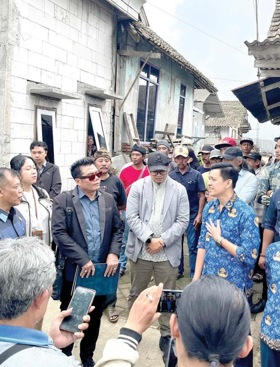 MUSYAWARAH: Kuasa hukum tergugat Dr Solehudin SH MH, kuasa hukum penggugat Igor Renjana Purwadi SH MH, serta Panitera Muda Perdata PN Kota Malang Ramli Hidayat SH MH diskusi terkait sengketa lahan.