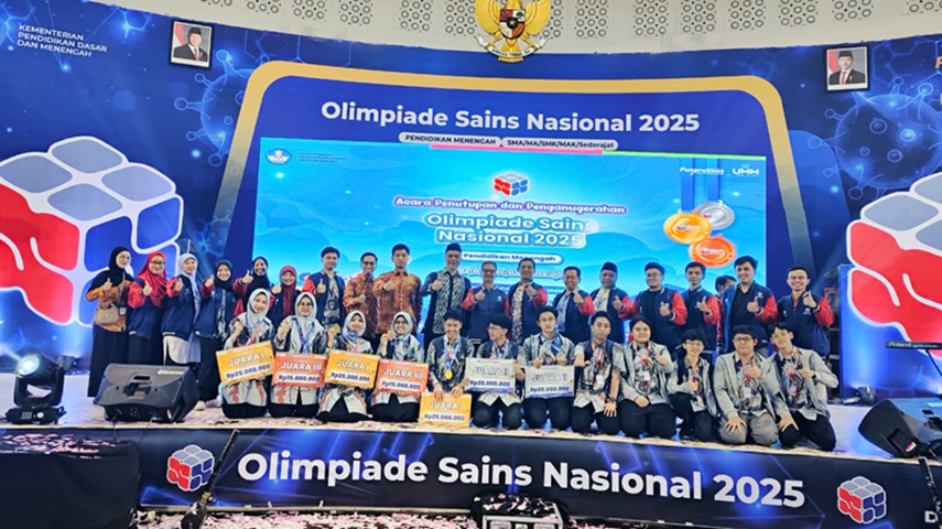 BERTABUR PRESTASI: Kepala MAN 2 Kota Malang Dr H Samsudin MPd (tengah atas) foto bersama siswa yang  meraih juara umum di OSN 2025.