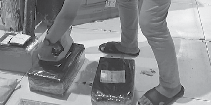 PENINDAKAN: Petugas Bea Cukai Malang menyita peralatan yang digunakan untuk memproduksi rokok ilegal di kawasan Kecamatan Bululawang, Kabupaten Malang beberapa waktu lalu.