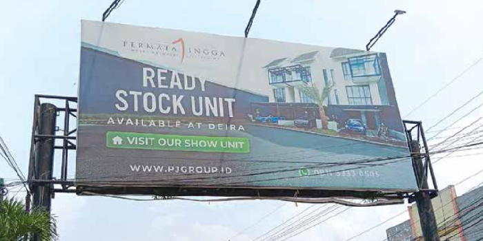 SUMBER PENDAPATAN: Reklame melintang di Jalan Raya Mangliawan, Kecamatan Pakis kemarin (21/11). Realisasi tahun ini menunjukkan tren positif.