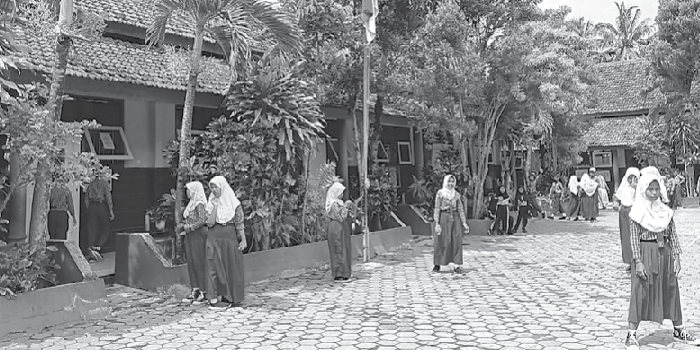 PERLU DIMOTIVASI: Siswa-siswi bermain di halaman sekolah kemarin (21/11). Rata-rata pendidikan warga di Bumi Kanjuruhan hanya sampai kelas II sekolah menengah pertama (SMP).
