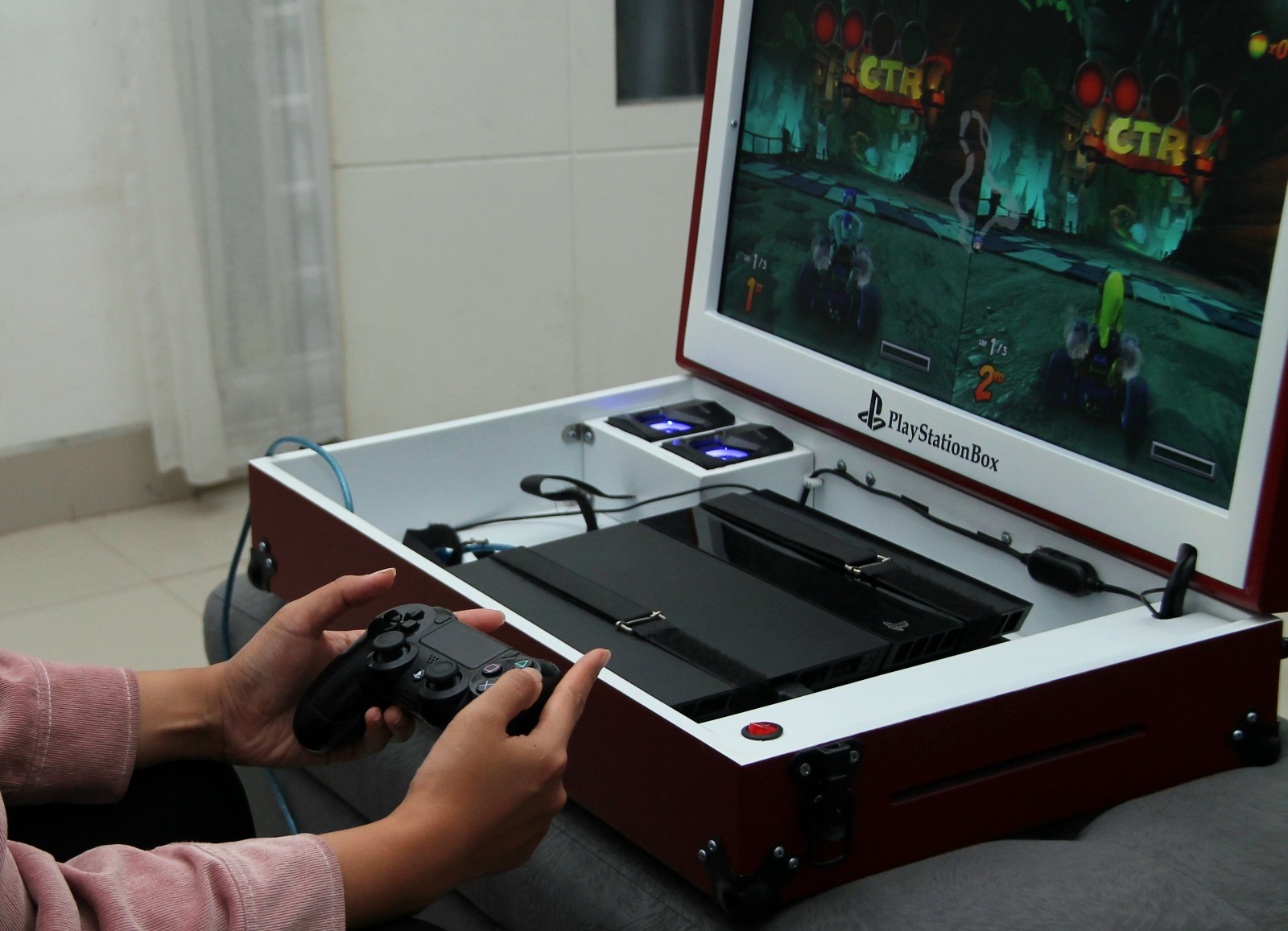 BErMaIN  SENdIrI: Seorang  penyewa playbox  bermain game di  ruang tamu. Tak  hanya dimainkan  dua orang,  penyewa juga bisa  bermain sendiri.
