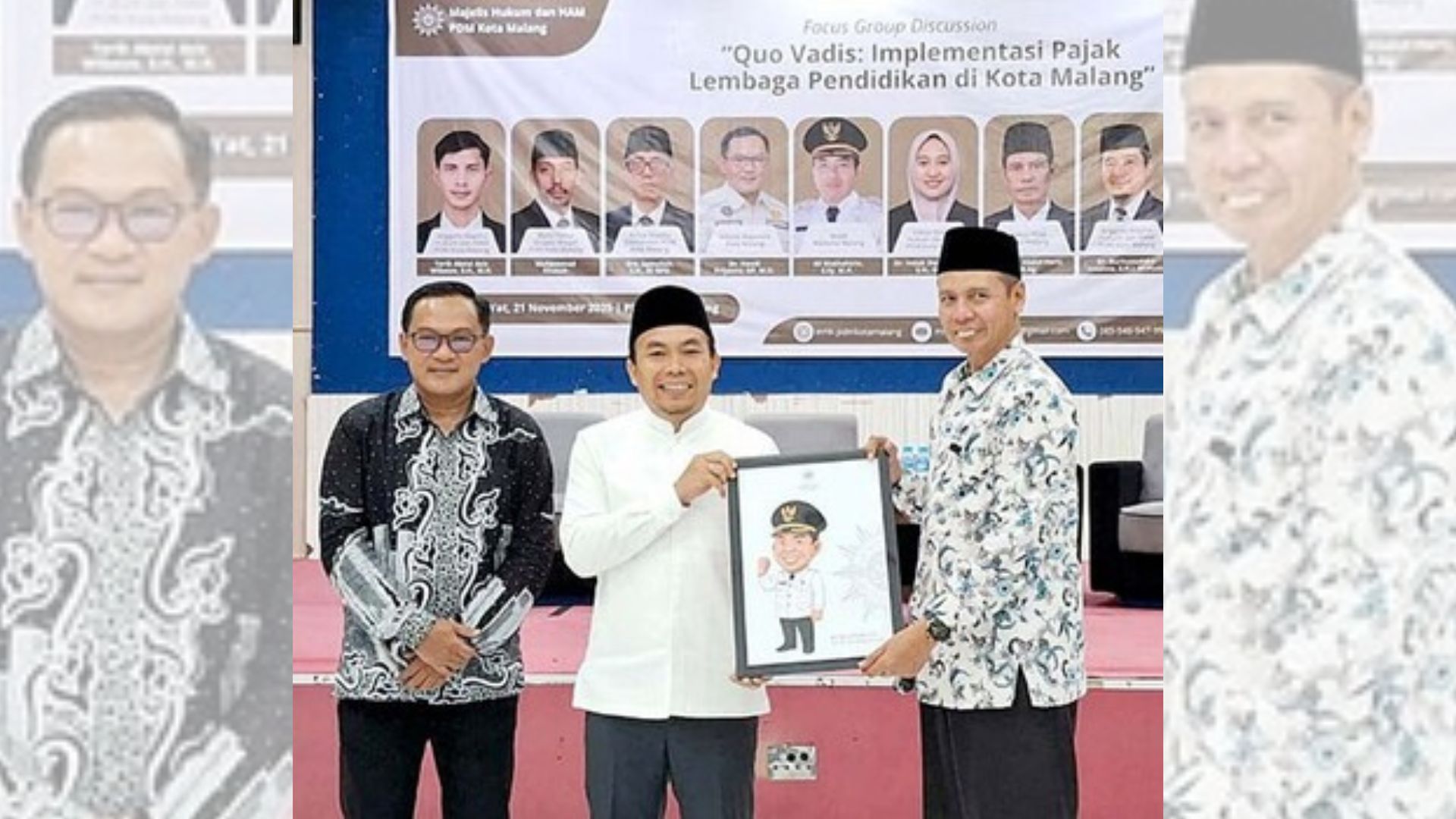 BAHAS PAJAK: Ketua Pimpinan Daerah Muhammadiyah (PDM) Kota Malang Prof Dr Abdul Haris MA (kanan) memberikan cenderamata kepada Wakil Wali Kota Malang Ali Muthohirin, Jumat lalu (21/11). Pertemuan yang