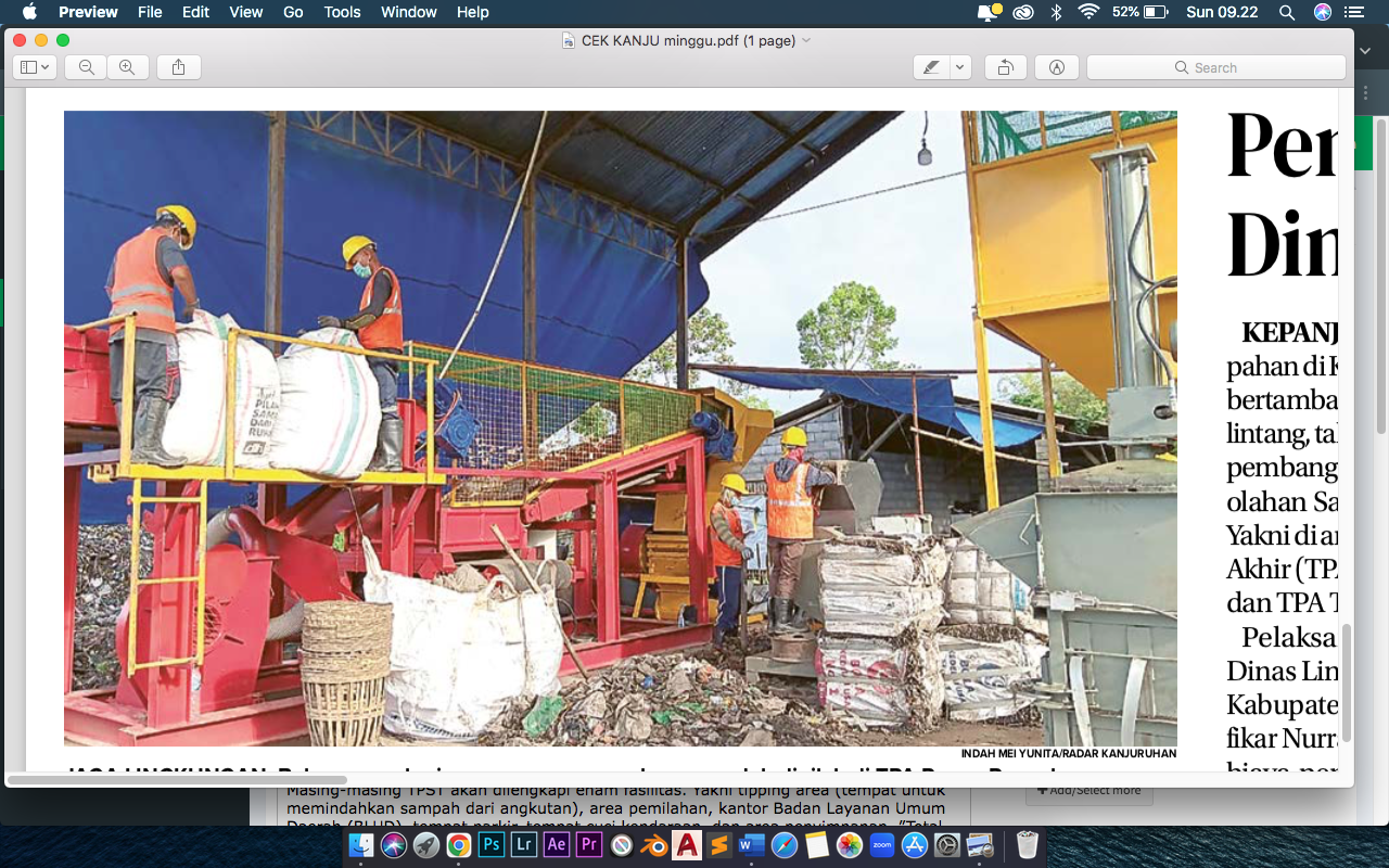 Beberapa pekerja mengolah sampah di Tempat Pengolahan Sampah Terpadu (TPST) beberapa waktu lalu.